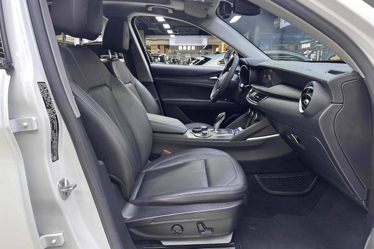 Used Alfa Romeo Stelvio 2017 2.0T 200HP Luxury Edition Interior 8