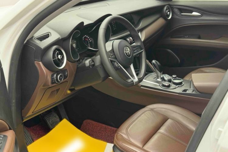 Used Alfa Romeo Stelvio 2017 2.0T 200HP Elite Edition Interior 9