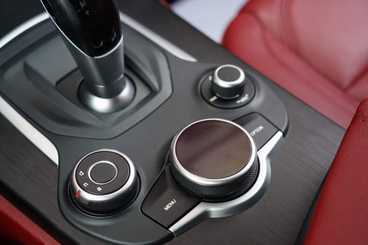 Used Alfa Romeo Stelvio 2017 2.0T 280HP Luxury Edition Interior 9