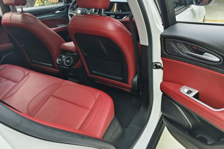 Used Alfa Romeo Stelvio 2017 2.0T 200HP Elite Edition Interior 9
