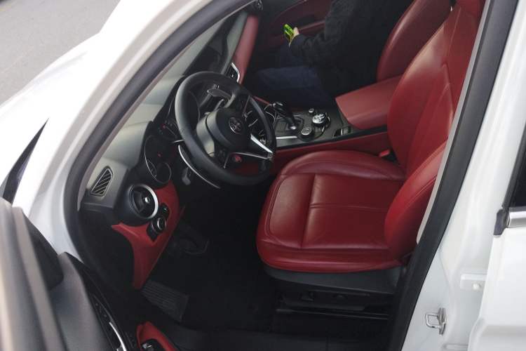 Used Alfa Romeo Stelvio 2017 2.0T 280HP Luxury Edition Left Front Seat