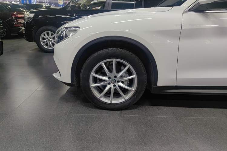 Used Alfa Romeo Stelvio 2017 2.0T 200HP Luxury Edition Left Front Wheel Hub