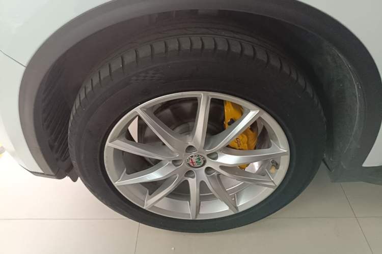 Used Alfa Romeo Stelvio 2017 2.0T 200HP Luxury Edition Left Front Wheel Hub