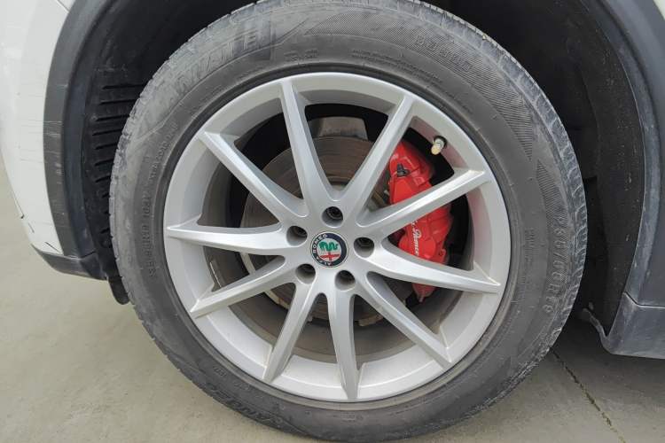 Used Alfa Romeo Stelvio 2017 2.0T 200HP Luxury Edition Left Front Wheel Hub