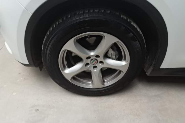 Used Alfa Romeo Stelvio 2017 2.0T 200HP Elite Edition Left Front Wheel Hub