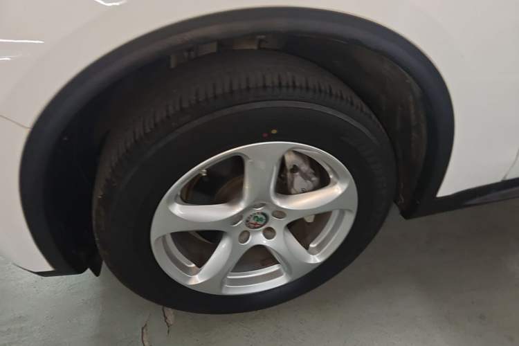 Used Alfa Romeo Stelvio 2017 2.0T 200HP Elite Edition Left Front Wheel Hub
