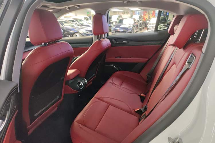 Used Alfa Romeo Stelvio 2017 2.0T 200HP Luxury Edition Left Rear Seat