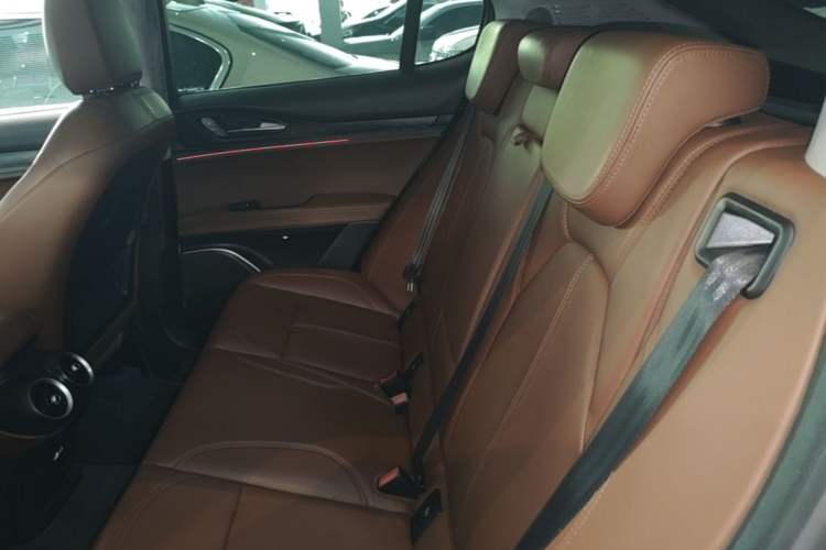 Used Alfa Romeo Stelvio 2017 2.0T 280HP Luxury Edition Left Rear Seat
