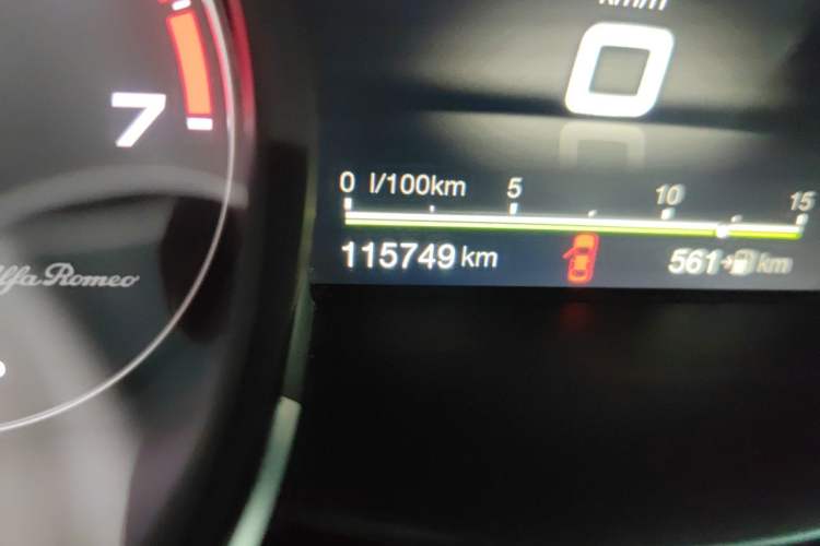 Used Alfa Romeo Stelvio 2017 2.0T 280HP Luxury Edition Odometer Close Up