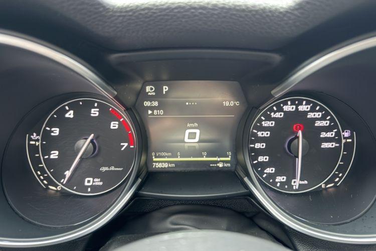Used Alfa Romeo Stelvio 2017 2.0T 200HP Luxury Edition Odometer Close Up