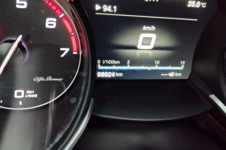 Used Alfa Romeo Stelvio 2017 2.0T 200HP Luxury Edition Odometer Close Up