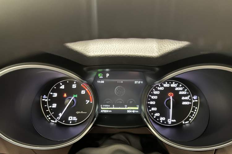 Used Alfa Romeo Stelvio 2017 2.0T 200HP Luxury Edition Odometer Close Up