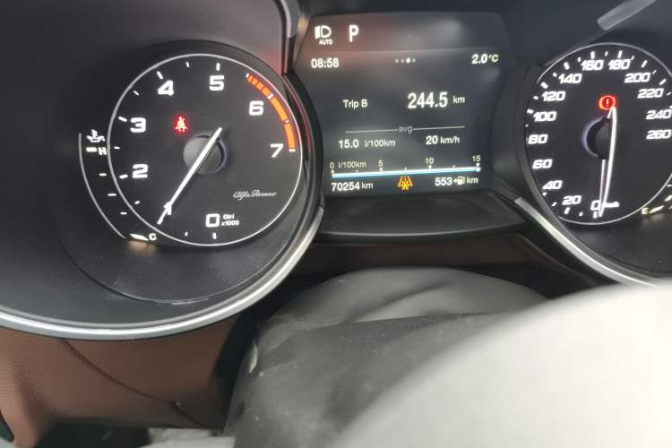 Used Alfa Romeo Stelvio 2017 2.0T 200HP Luxury Edition Odometer Close Up
