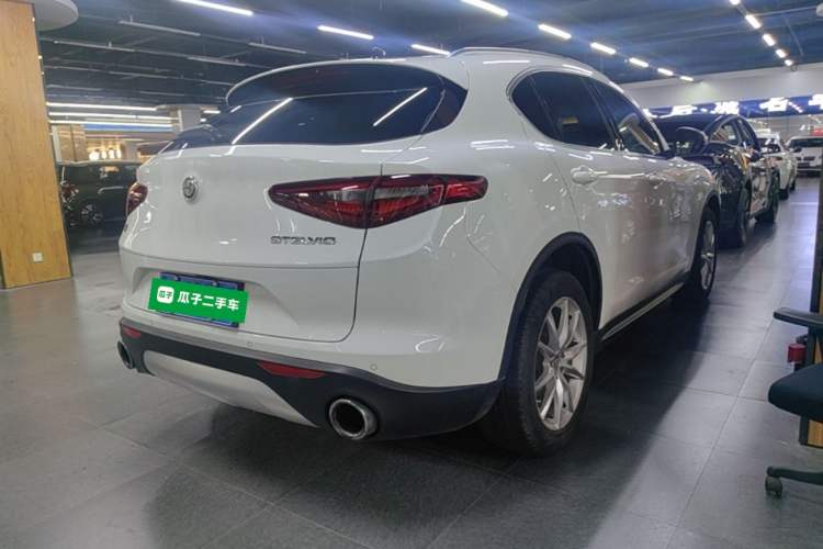 Used Alfa Romeo Stelvio 2017 2.0T 200HP Luxury Edition Rear Right 45 Deg