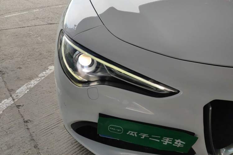 Used Alfa Romeo Stelvio 2017 2.0T 280HP Luxury Edition Right Front Headlight