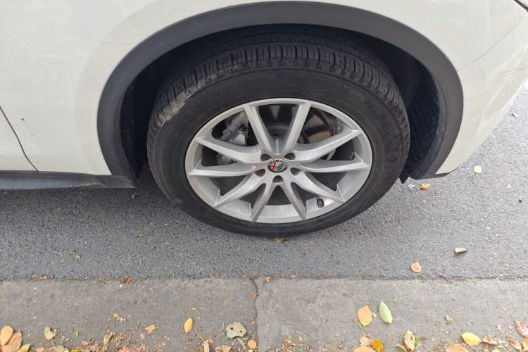 Used Alfa Romeo Stelvio 2017 2.0T 200HP Luxury Edition Right Front Wheel Hub