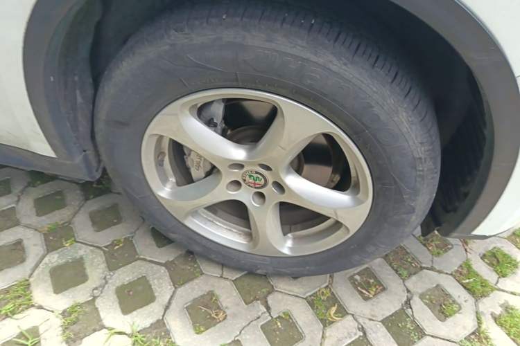 Used Alfa Romeo Stelvio 2017 2.0T 200HP Elite Edition Right Front Wheel Hub