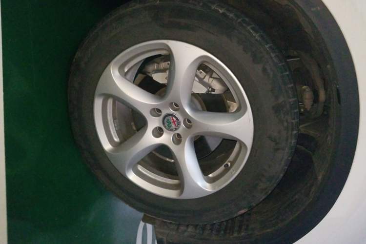 Used Alfa Romeo Stelvio 2017 2.0T 200HP Elite Edition Right Front Wheel Hub