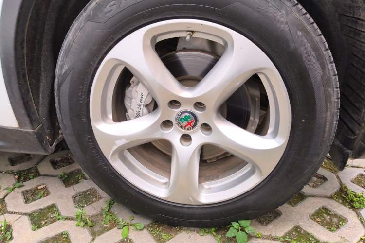 Used Alfa Romeo Stelvio 2017 2.0T 200HP Elite Edition Right Front Wheel Hub
