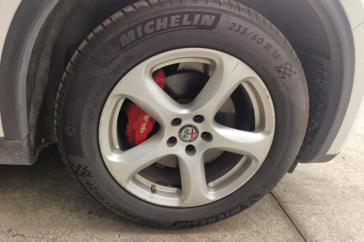 Used Alfa Romeo Stelvio 2017 2.0T 200HP Elite Edition Right Front Wheel Hub