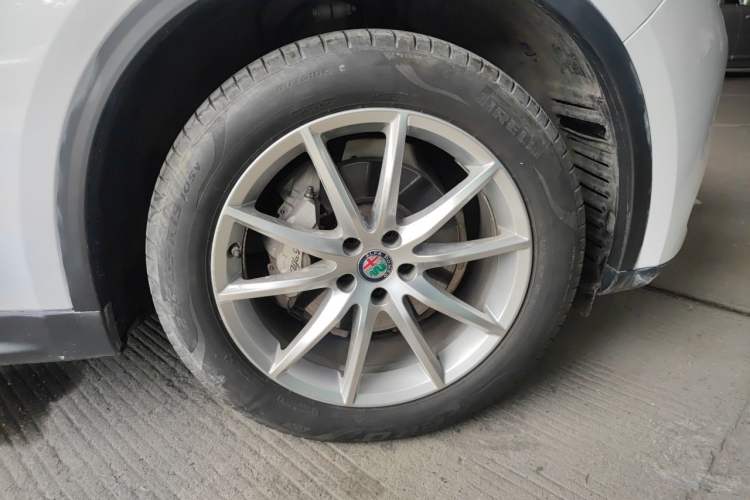 Used Alfa Romeo Stelvio 2017 2.0T 280HP Luxury Edition Right Front Wheel Hub