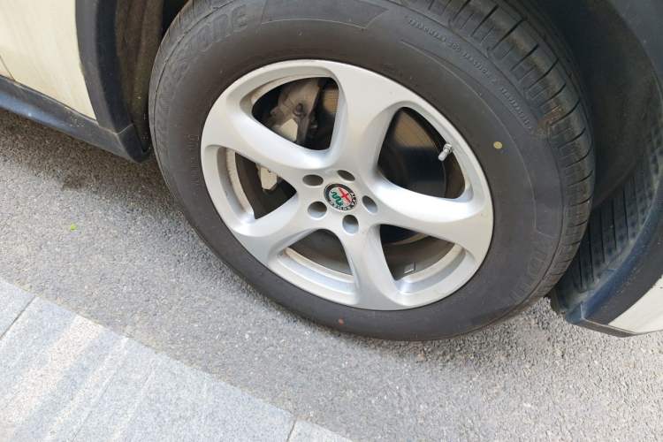 Used Alfa Romeo Stelvio 2017 2.0T 200HP Elite Edition Right Front Wheel Hub