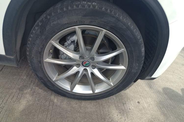 Used Alfa Romeo Stelvio 2017 2.0T 200HP Luxury Edition Right Front Wheel Hub