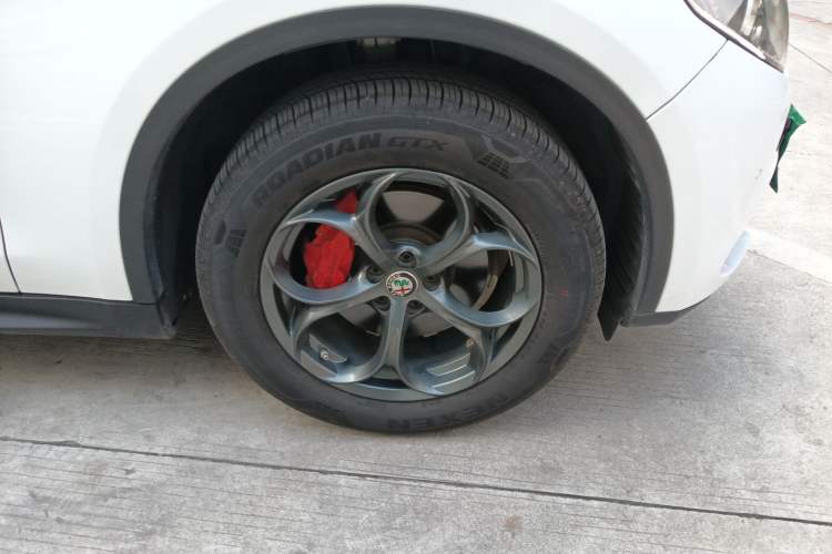 Used Alfa Romeo Stelvio 2017 2.0T 200HP Elite Edition Right Front Wheel Hub