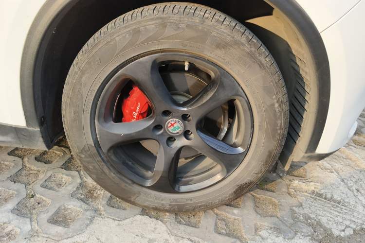 Used Alfa Romeo Stelvio 2017 2.0T 200HP Elite Edition Right Front Wheel Hub