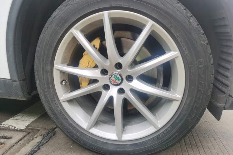Used Alfa Romeo Stelvio 2017 2.0T 280HP Luxury Edition Right Front Wheel Hub