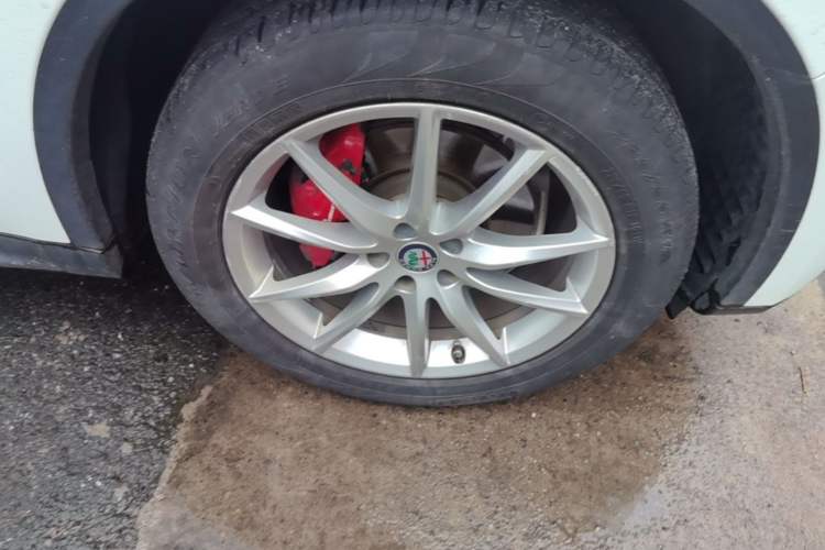 Used Alfa Romeo Stelvio 2017 2.0T 200HP Luxury Edition Right Front Wheel Hub