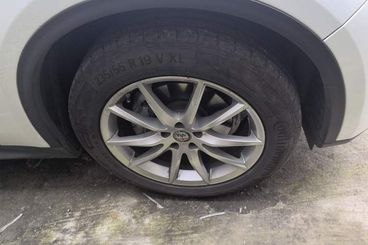 Used Alfa Romeo Stelvio 2017 2.0T 200HP Luxury Edition Right Front Wheel Hub