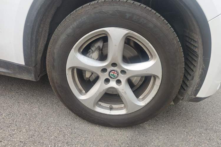Used Alfa Romeo Stelvio 2017 2.0T 200HP Elite Edition Right Front Wheel Hub