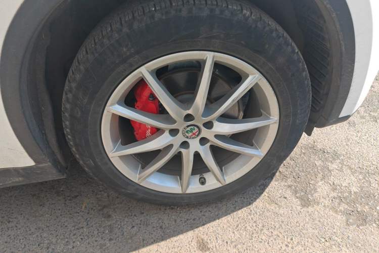 Used Alfa Romeo Stelvio 2017 2.0T 200HP Luxury Edition Right Front Wheel Hub