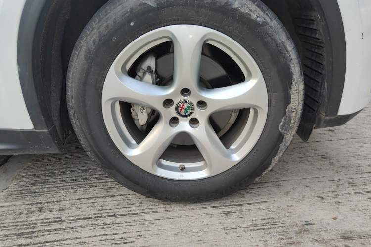 Used Alfa Romeo Stelvio 2017 2.0T 200HP Elite Edition Right Front Wheel Hub