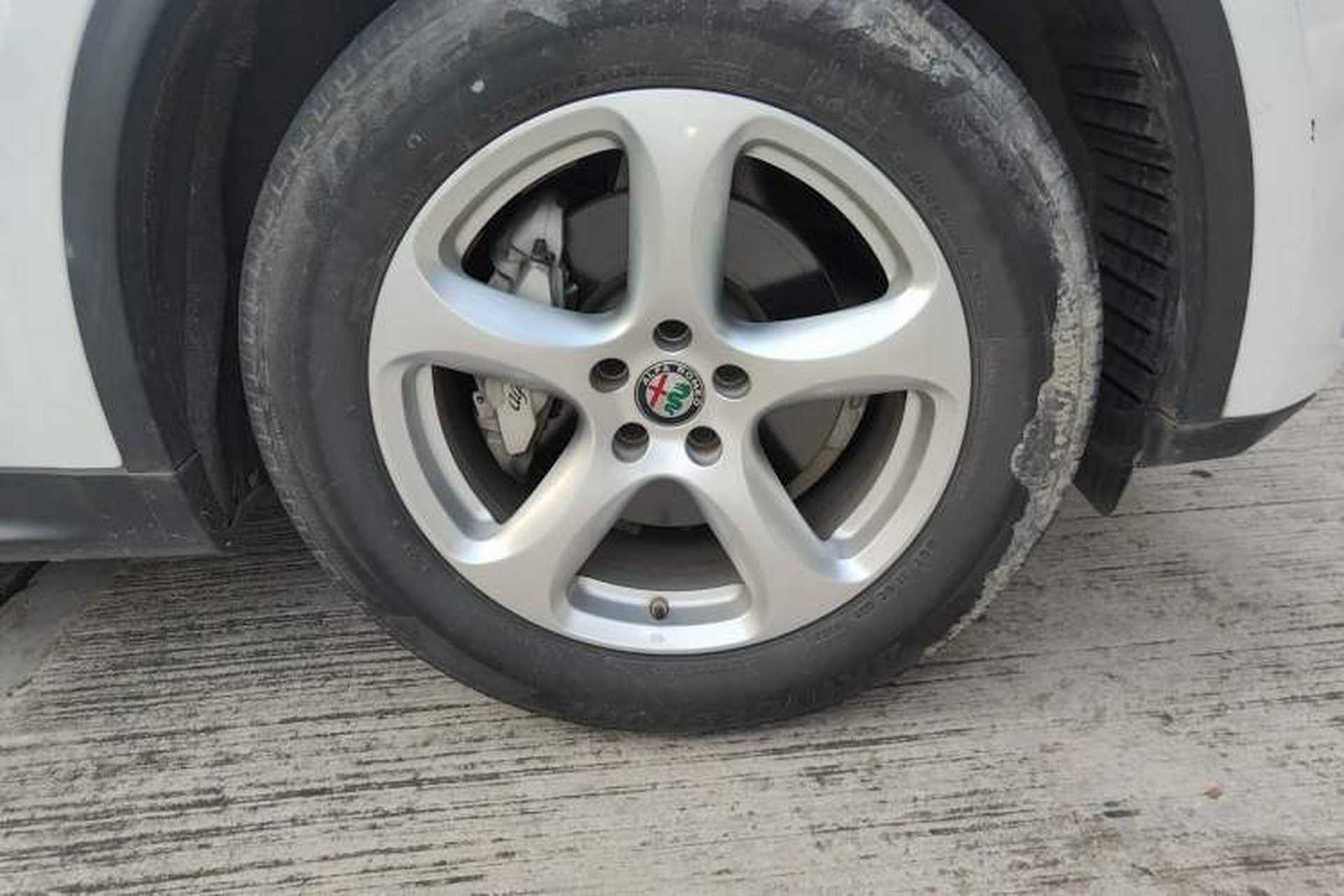 Used Alfa Romeo Stelvio 2017 2.0T 200HP Elite Edition Right Front Wheel Hub