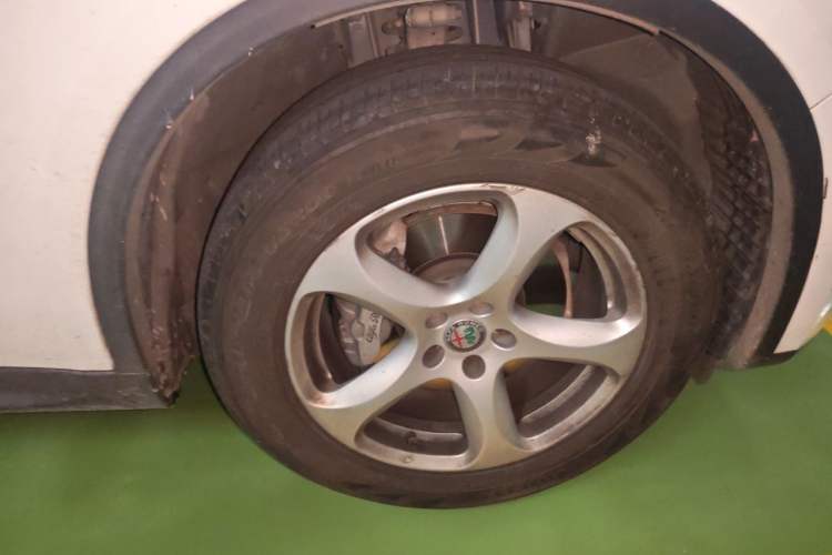 Used Alfa Romeo Stelvio 2017 2.0T 200HP Elite Edition Right Front Wheel Hub