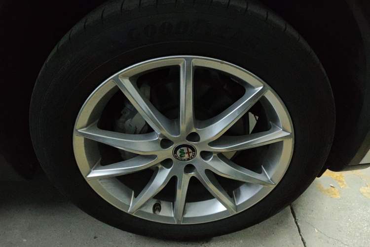 Used Alfa Romeo Stelvio 2017 2.0T 200HP Luxury Edition Right Front Wheel Hub