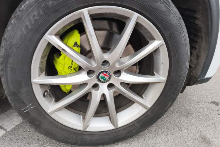 Used Alfa Romeo Stelvio 2017 2.0T 200HP Luxury Edition Right Front Wheel Hub