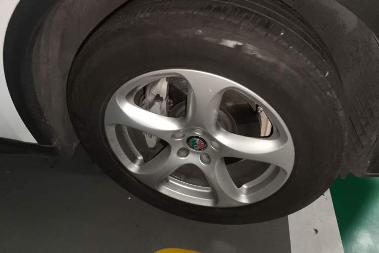 Used Alfa Romeo Stelvio 2017 2.0T 200HP Elite Edition Right Front Wheel Hub