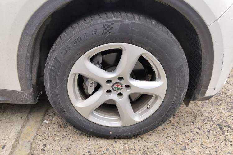 Used Alfa Romeo Stelvio 2017 2.0T 200HP Elite Edition Right Front Wheel Hub