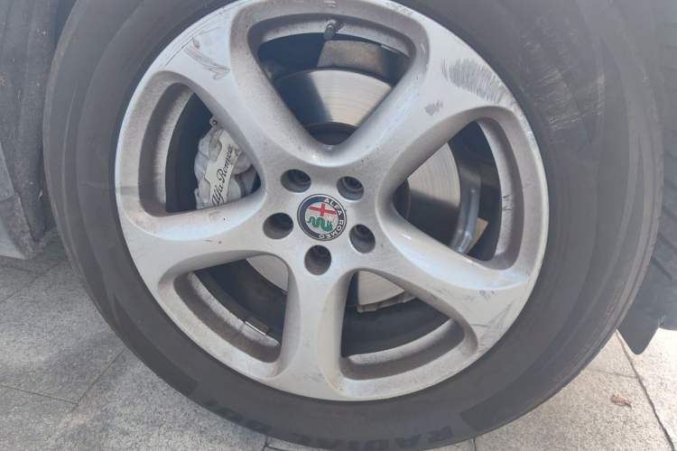 Used Alfa Romeo Stelvio 2017 2.0T 200HP Elite Edition Right Front Wheel Hub