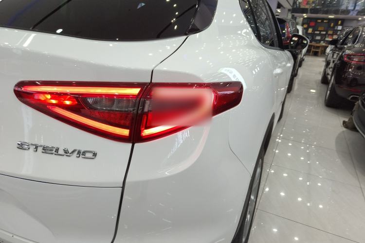 Used Alfa Romeo Stelvio 2017 2.0T 200HP Elite Edition Right Rear Taillight