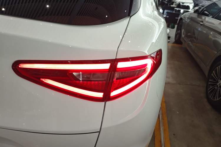 Used Alfa Romeo Stelvio 2017 2.0T 280HP Luxury Edition Right Rear Taillight