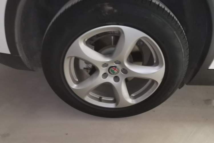 Used Alfa Romeo Stelvio 2017 2.0T 200HP Elite Edition Right Rear Wheel Hub