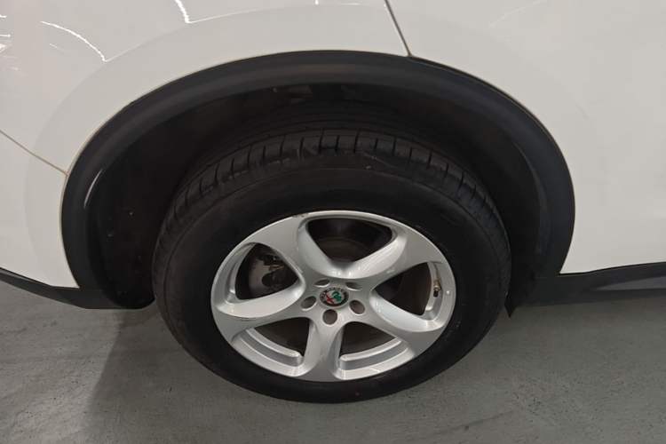 Used Alfa Romeo Stelvio 2017 2.0T 200HP Elite Edition Right Rear Wheel Hub