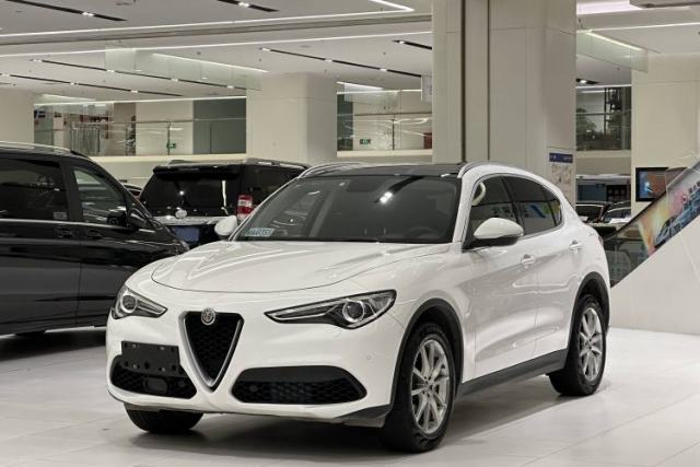 Ojetý Alfa Romeo Stelvio 2017 2.0T 200HP Luxury Edition