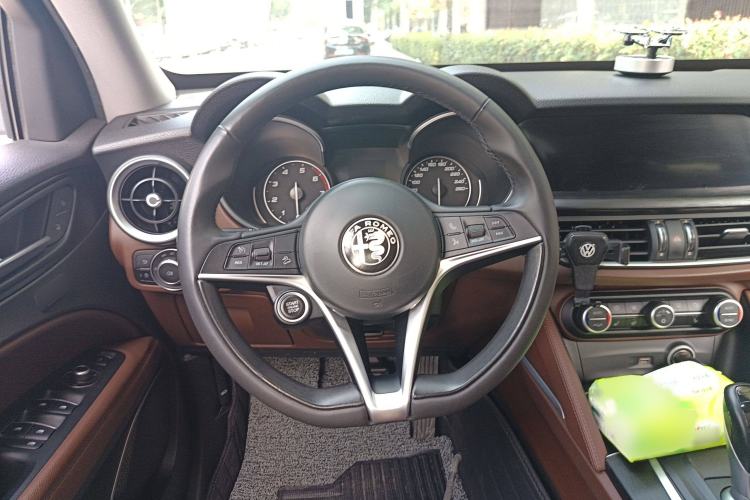 Used Alfa Romeo Stelvio 2017 2.0T 200HP Elite Edition Steering Wheel