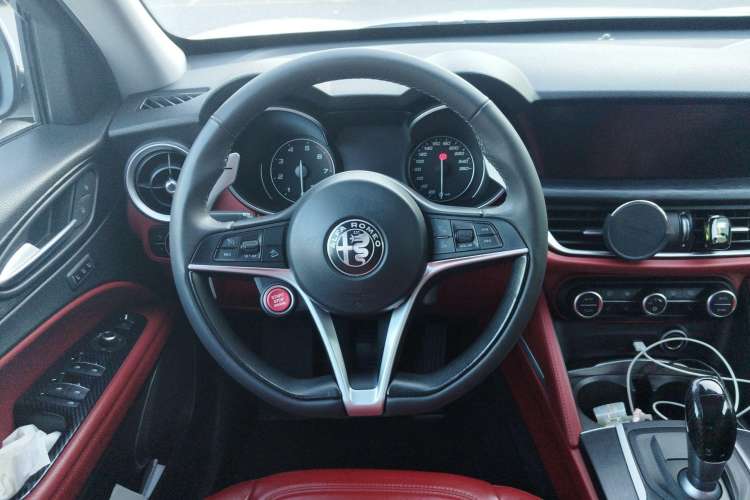 Used Alfa Romeo Stelvio 2017 2.0T 280HP Luxury Edition Steering Wheel