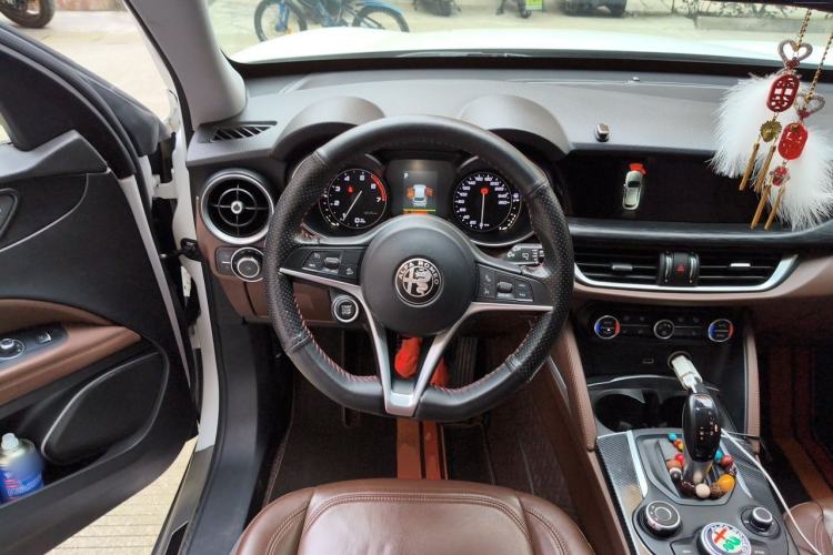 Used Alfa Romeo Stelvio 2017 2.0T 200HP Elite Edition Steering Wheel